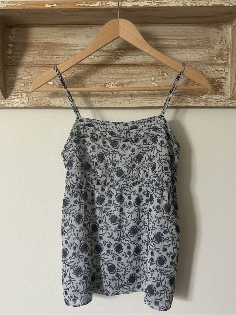 LOFT Ann Taylor Women’s Blue and Gray
Floral Insignia Print Camisole Top Size XS